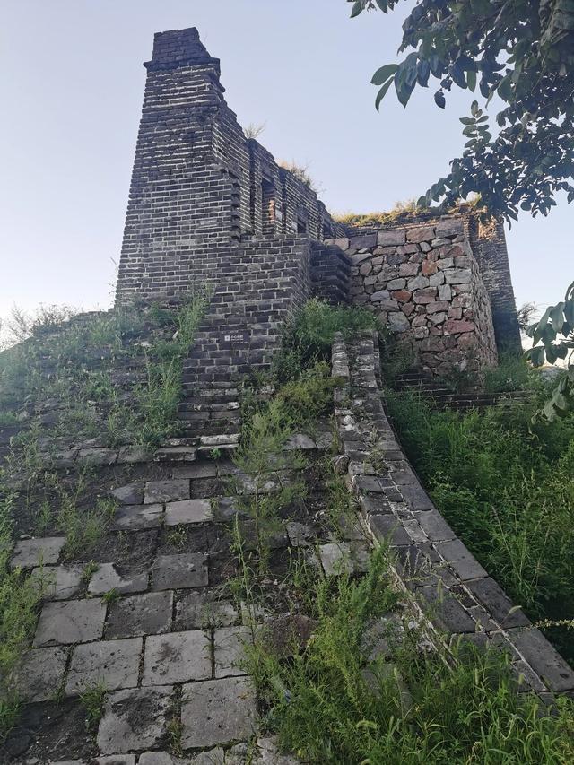 长城青山关初秋晨景