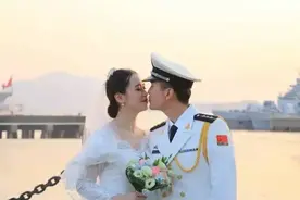 现在军官结婚就可以随军，以前副营以上才行，有的结婚10年才随军图片