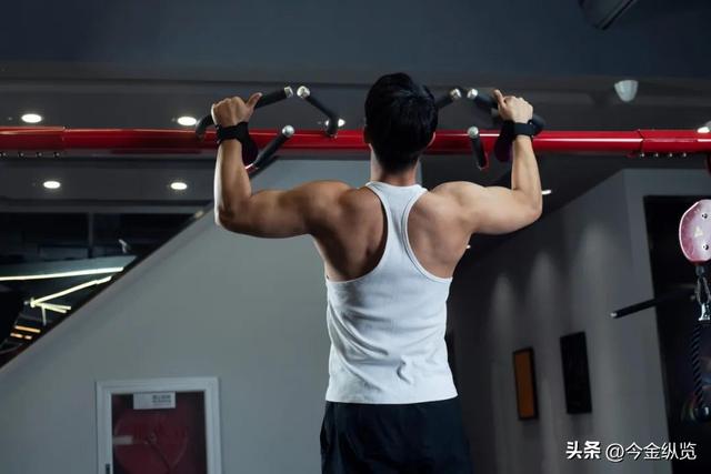 大爷轻松玩回环，年轻人却吊不起？别让久坐悄悄"掏空"你的身体！