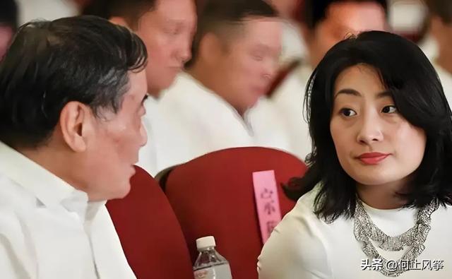 都是宗庆后基因，43岁宗馥莉和27岁宗婕莉，差距真的太大！
