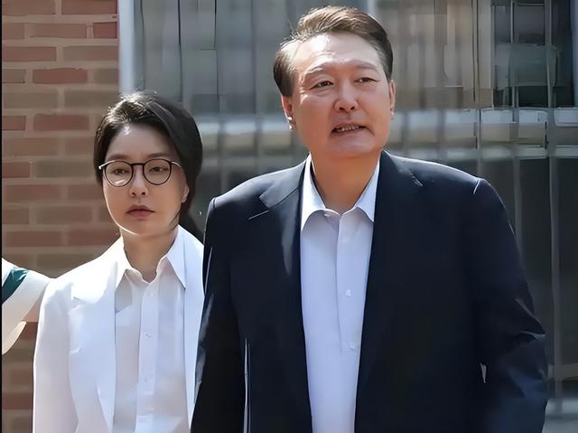 韩国政坛 “地震”，尹锡悦妻子被关进大牢，朴槿惠文在寅集体失声