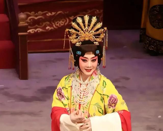 至今未婚未育，身边却有男人陪了近27年！59岁的她才是真人间清醒