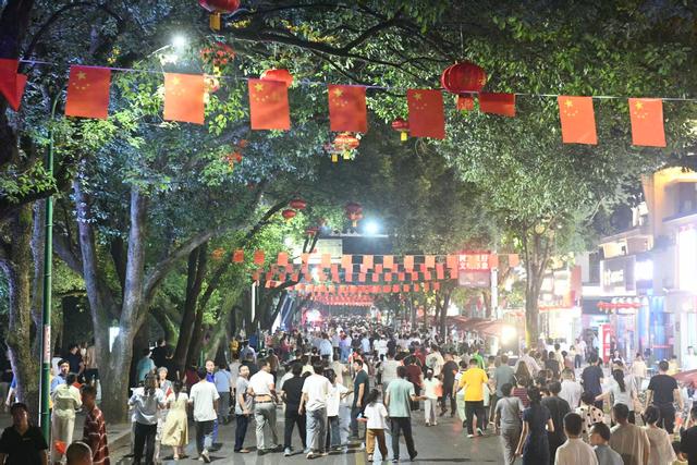 国庆中秋文化惠民 月亮湾街区人气火
