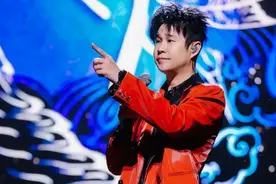 震惊我！小沈阳演唱会上的造型 帅到认不出来！夫妻俩嫩的像高中生图片