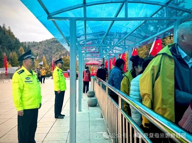 芦芽山国庆假期人气爆棚 红色氛围与秋日风光引客来