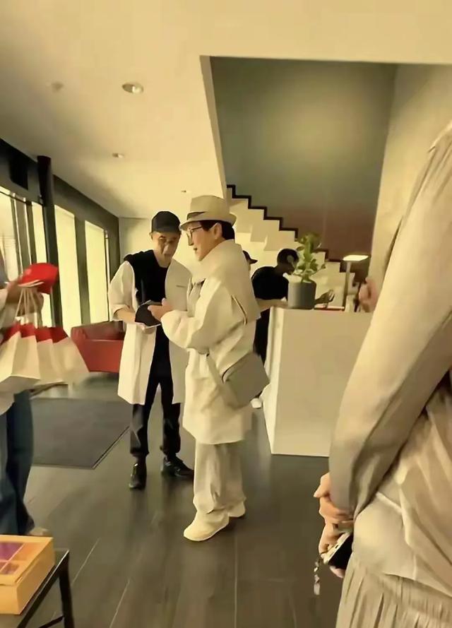 71岁成龙在瑞士，与儿子结伴同行，房祖名瘦脱了相，与爸爸一般高