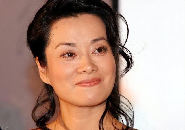 放弃争夺260亿遗产，带着女儿远走美国，如今才知道她有多明智