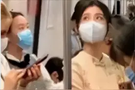 上海一女子的地铁照片火了，惊艳网友， 网友：也太漂亮了吧！图片