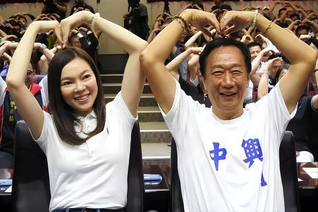 恩爱了17年，75岁的郭台铭开始衰老萎缩，51岁的曾馨莹仍娇艳如花