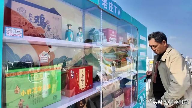 赏秋正当时！镇平老庄镇：红叶漫山引客来 服务暖心助发展