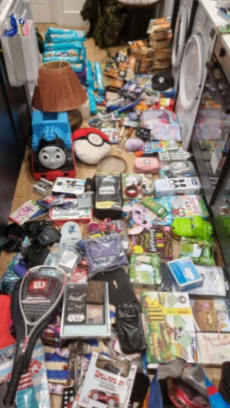 英国男子靠翻垃圾箱年入4000英镑，曾捡到名牌包，一战古董和珠宝