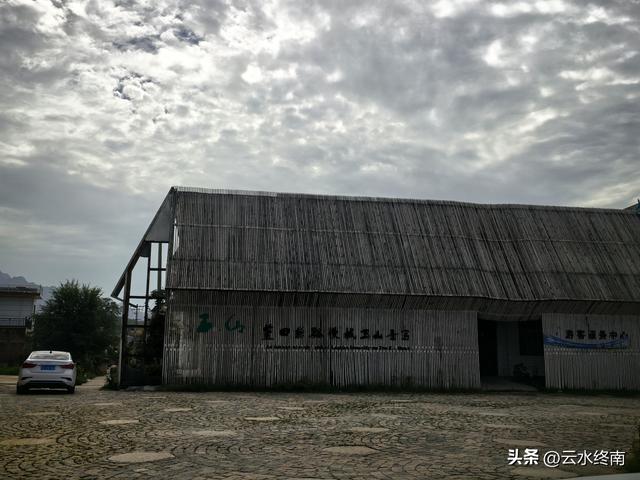 在西安最美免费露营地感叹：坡地变梯田，梯田变草原。真是神奇
