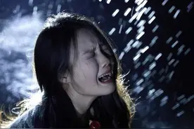 老公发高烧冒雨回家，老婆却送伞给男闺蜜，回来抱我大腿痛哭认错图片
