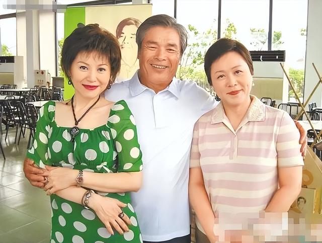 “6个老婆”同住一室，每人每月7万零花钱，71岁又娶第七房小娇妻