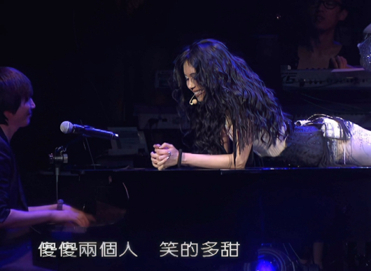 看到莫文蔚演唱会“衣不蔽体”后，才知道，郭德纲为何要说那句话