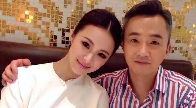 她是央视最美主持，24岁嫁42岁丈夫，婚后对患病丈夫不离不弃