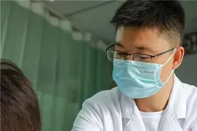 1998年，山东16岁少女三次卖血养家，离世后三个兄长为她披麻戴孝图片