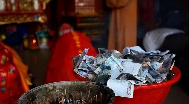 太嚣张！浓妆艳抹饮酒作乐，五台山美貌“尼姑”何以如此放肆？