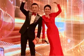 央视主持人尼格买提和龙洋，一起爱心超有亲和力！图片