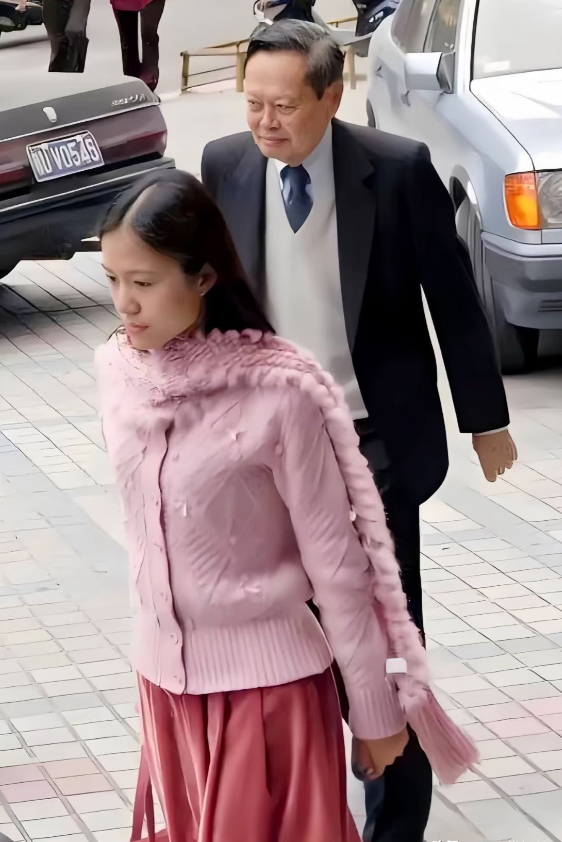 18年，杨振宁儿女从美国来看望父亲与翁帆，一家人在三峡其乐融融