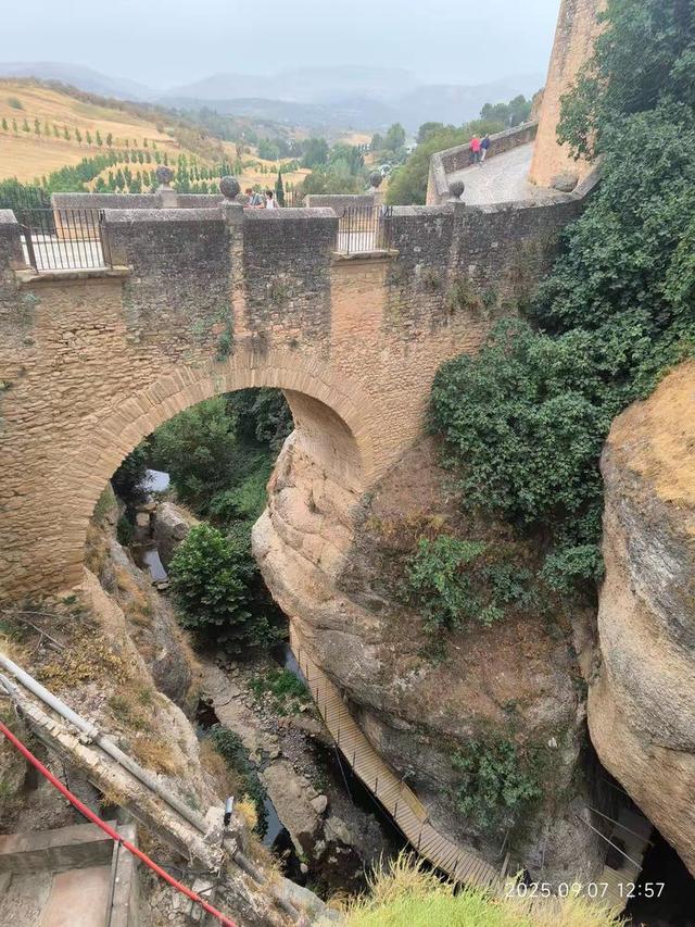 游览西班牙隆达悬崖小镇