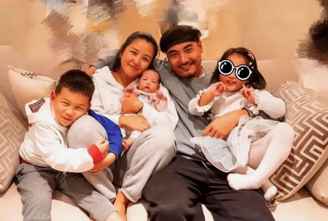 39岁何洁演唱会状态曝光，肚子三层肉腋下勒出副乳，养4娃显疲惫