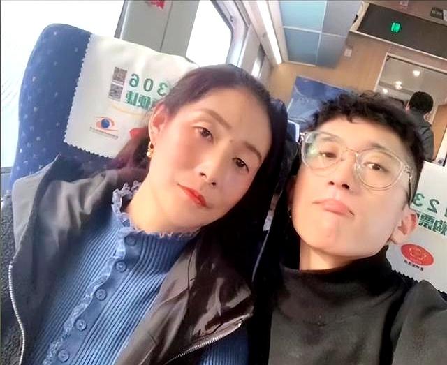 父亲泼汽油烧死母亲后续，父亲被执行死刑，儿子却不打算领取骨灰