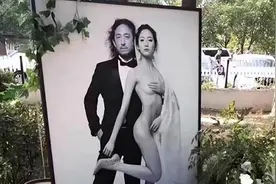 徐静蕾前任大婚！迎宾海报上新娘全裸只用手挡私处，来宾尴尬脸红图片