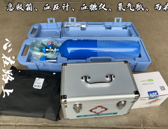 41岁老板魂断西藏！百人祭奠，妻子却一副笑脸，网友：人走茶凉