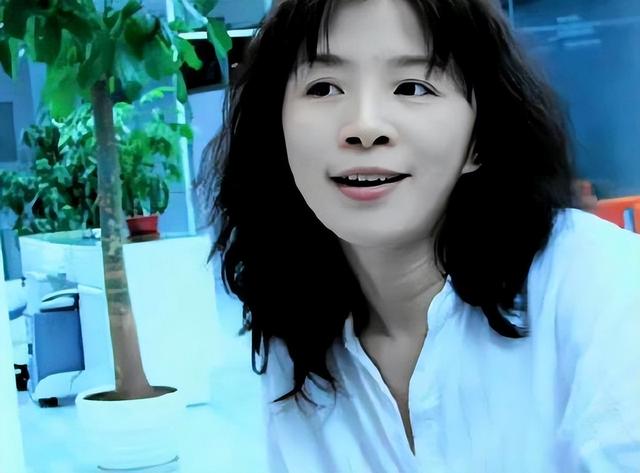 戏里又土又丑，戏外却是气质美女，“妈妈专业户”迟蓬让人敬佩