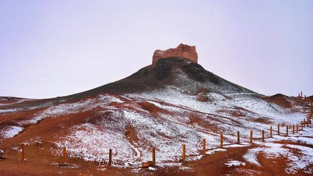 敦煌阳关迎来2025年初冬的第一场雪