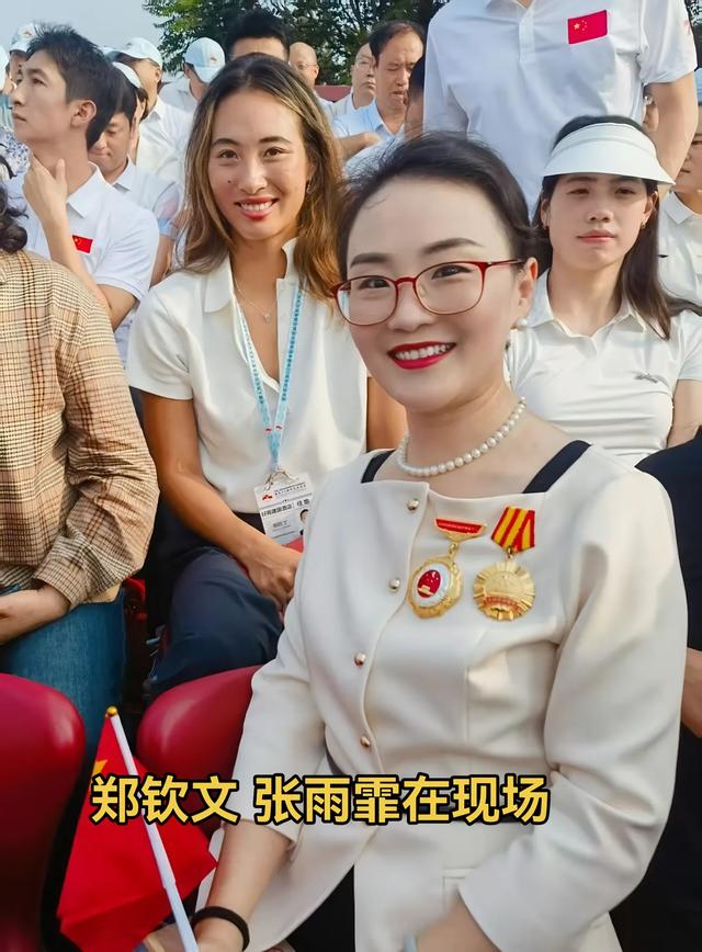 姚明现身抗战80周年阅兵！2米26身高太抢镜，与霍启刚意外同框！