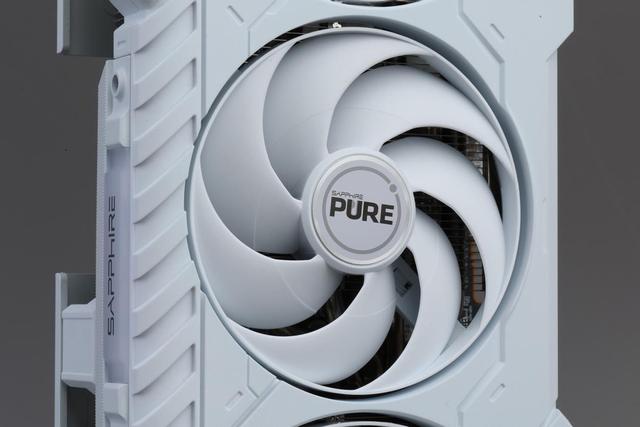 光栅游戏胜过RTX 5060 Ti，专业领域全面加速4倍领先！蓝宝石RX 9070 GRE极地OC显卡评测