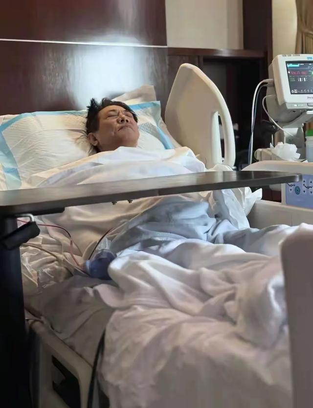 62岁李连杰已向利智交代后事：一切从简，不用立碑！病床照好憔悴