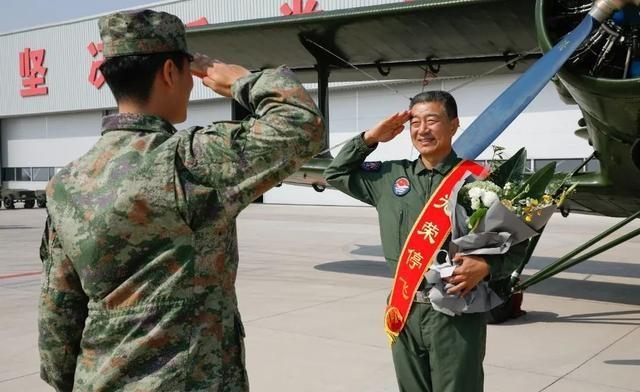 空军飞行员转业到底容不容易？转业后能否转去民航执飞？很困难