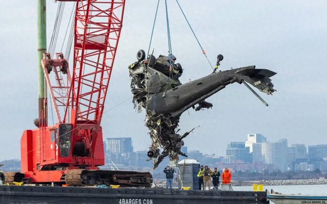 黑鹰直升机“隐身”撞客机！67人惨死，五角大楼还想合法化特权？