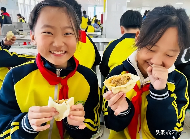 北京下了死命令：2027年底前，所有中小学必须告别“校外配餐”