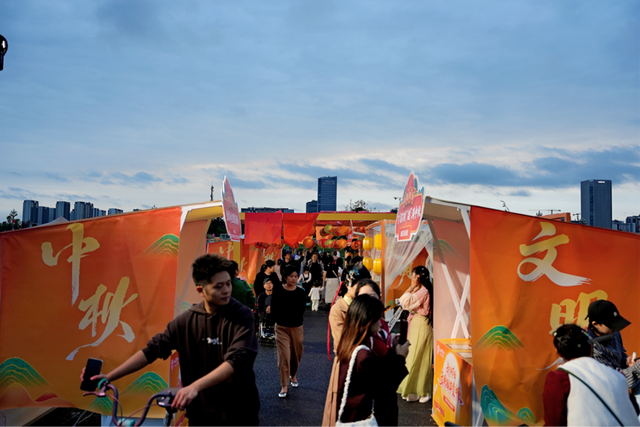 “大屋檐下的美好生活”点亮公园城市，激活文商旅体展融合新动能