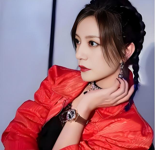 死性不改！劣迹艺人赵薇走投无路，15岁女儿成她的最后一根稻草