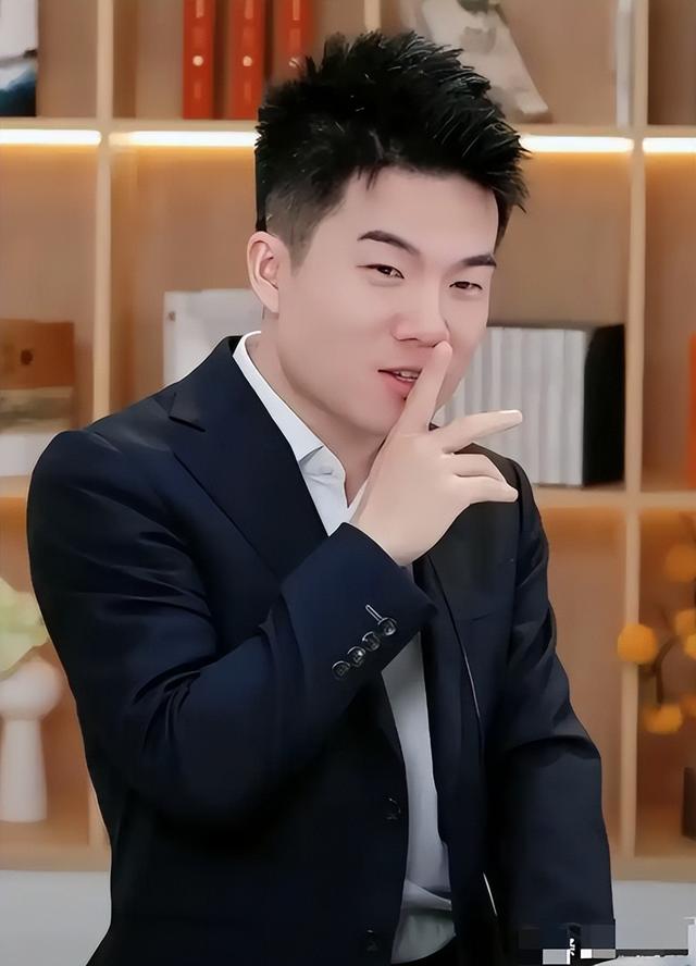 官媒发文，高调官宣32岁董宇辉喜讯，全网恭喜，终于等到这一天