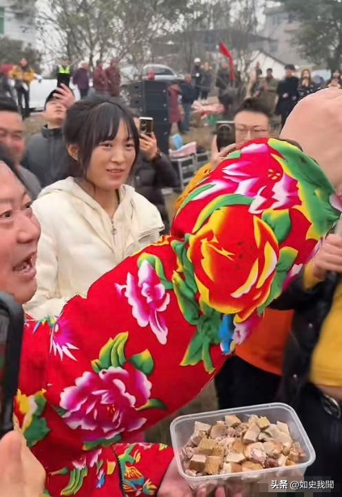 合川千人杀猪宴后续： 恶心的一幕出现，红衣女砸场子，遭舆论反噬