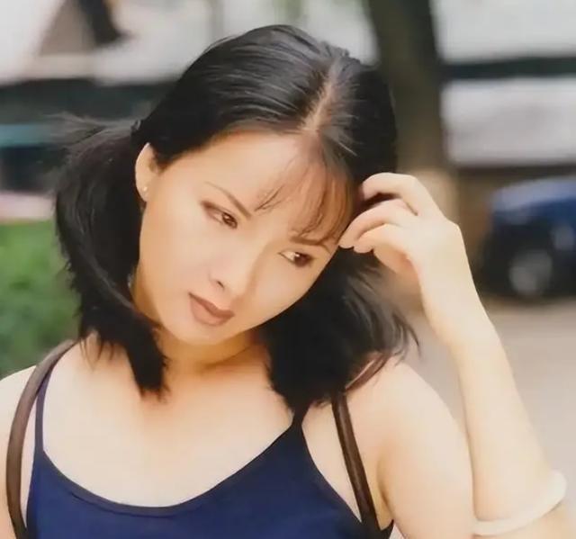 吃里扒外！定居美国13年，回国捞金惨遭“驱逐”，52岁活成了笑话