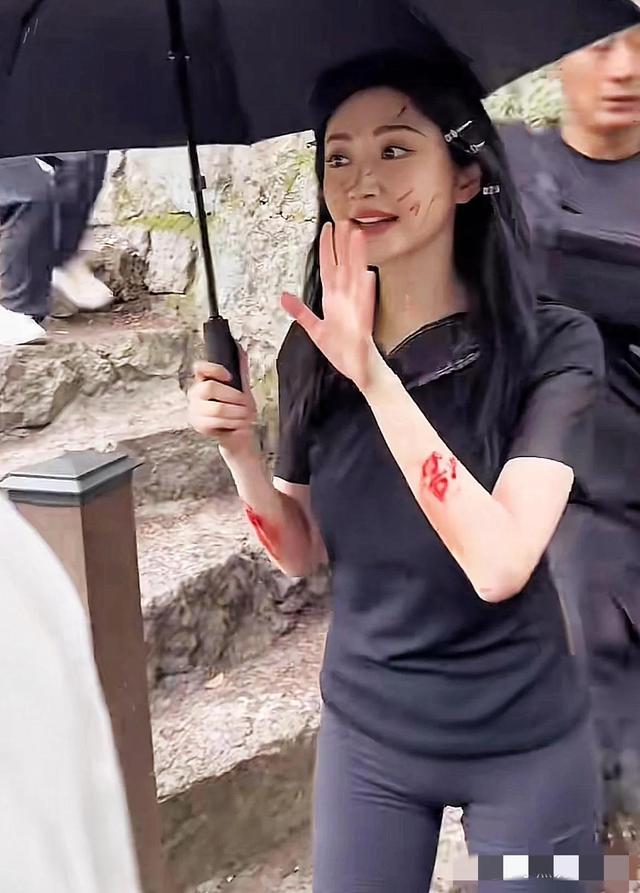 36岁景甜现身公园拍戏，皮肤白皙身材曲线明显，紧身裤更是加分项