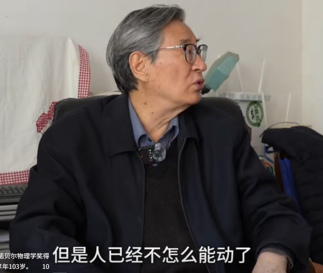杨振宁追悼会曝光！墓外排百米长队，翁帆眼哭肿了，三子神情哀痛