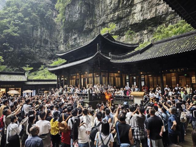 国庆假期武隆景区人气火爆，秩序井然氛围浓，国潮盛宴引客来