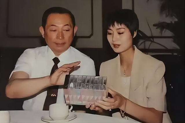 至今未婚未育，身边却有男人陪了近27年！59岁的她才是真人间清醒