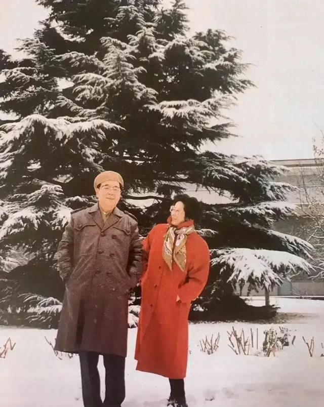 70年代，李鹏总理一家五口合影，夫人气质不凡，三个孩子长相出众