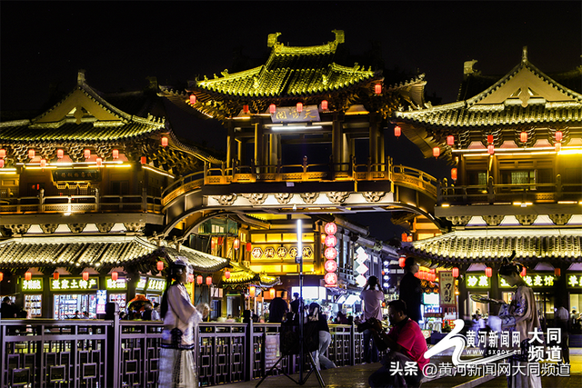 文旅热潮涌动 古城夜色引客来