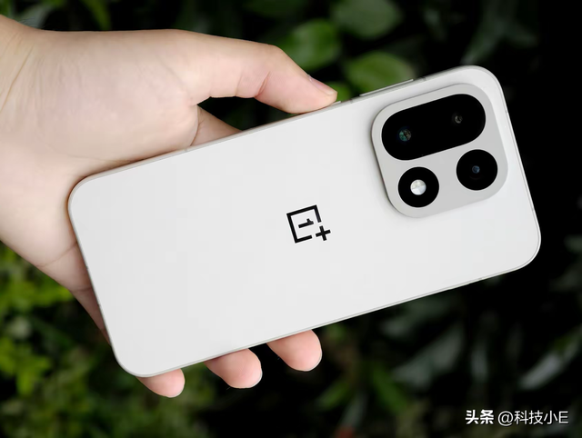 一加豁出去了，7300mAh+512GB+120W闪充，新款旗舰跌至“新低价”