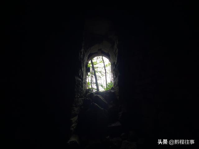 偏远乡野中寻找一个古寺遗址，探险一个深邃溶洞